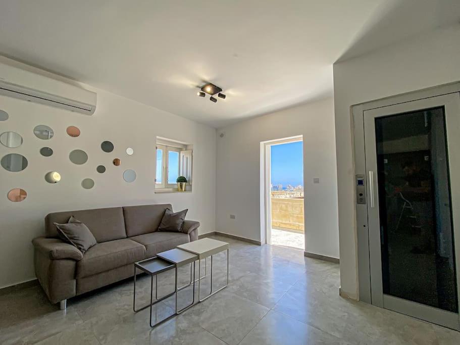Designer Duplex Penthouse In Floriana Apartment Exterior photo